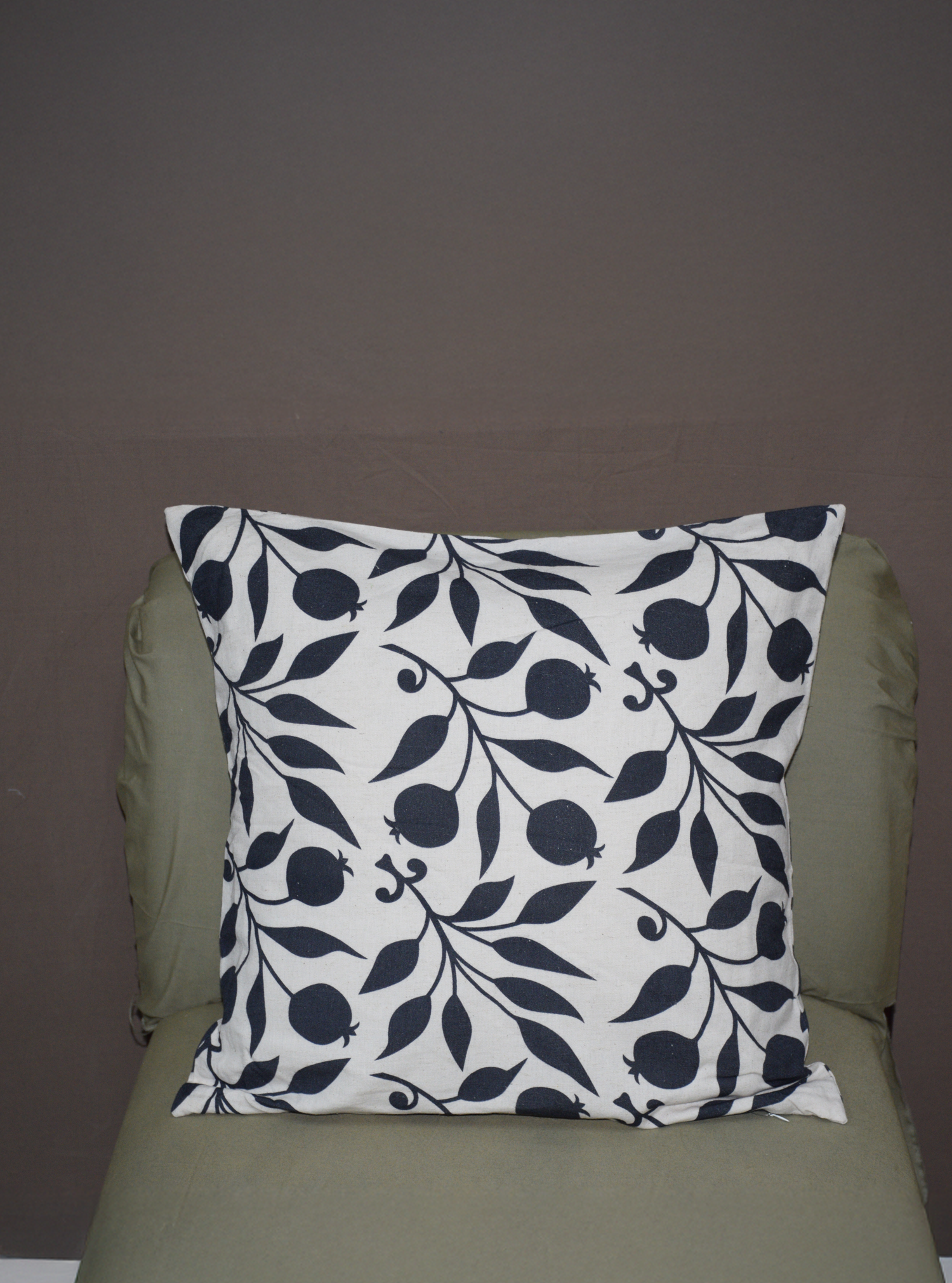 MONOCHROME LEAF CUSHION COVER WITH FILLER