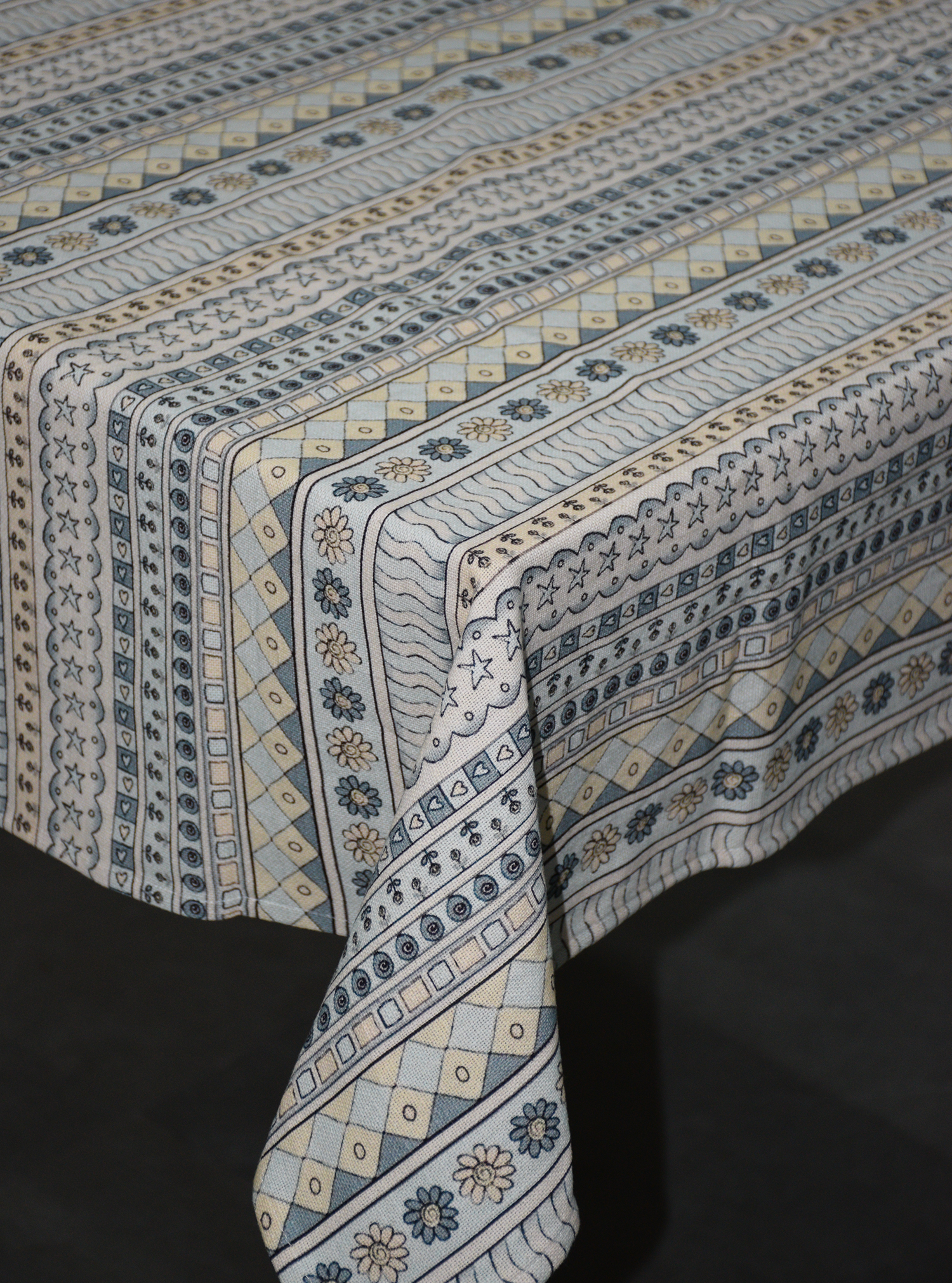 LAVENDER FOLK TABLE CLOTH