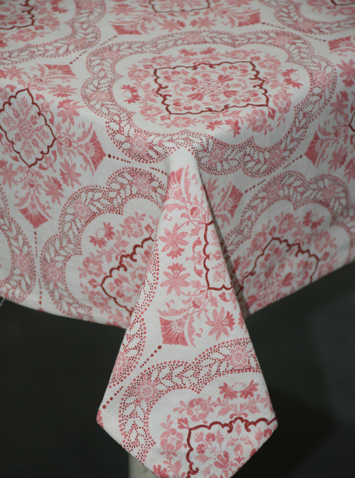 ROSE LACE TABLE CLOTH