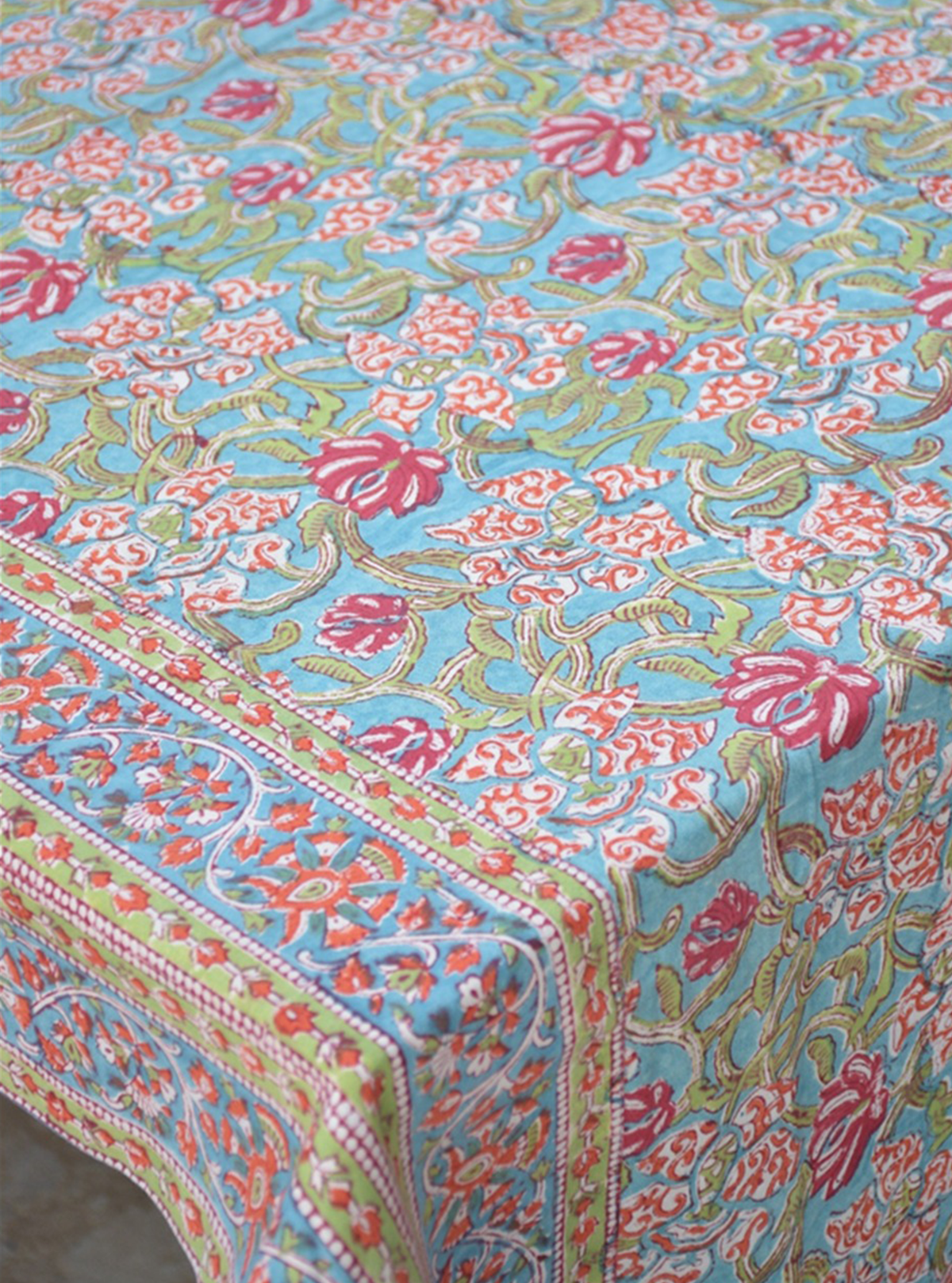 VIBRANT PAISLEY DELIGHT