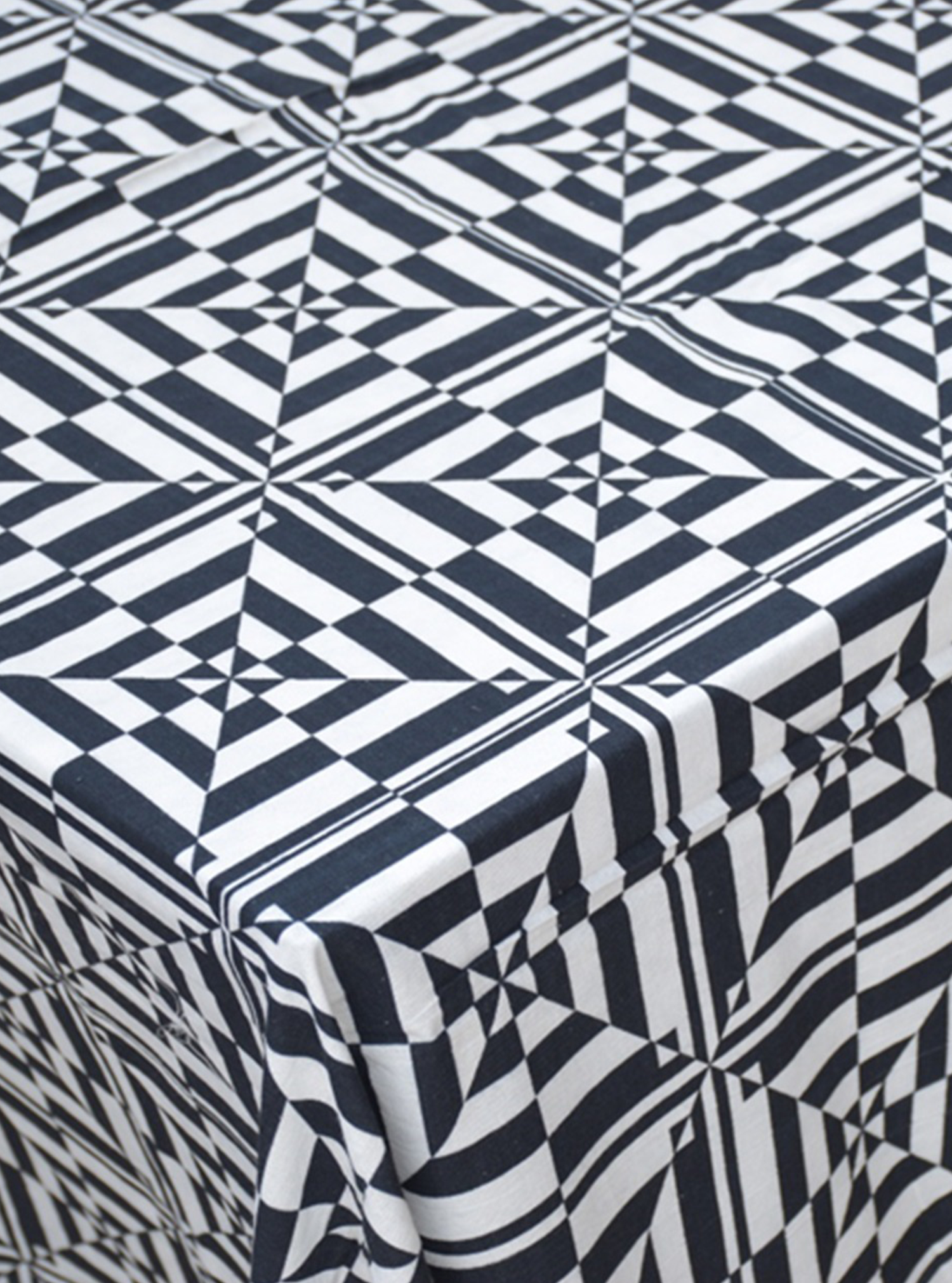 OPTICAL ILLUSION PRINT